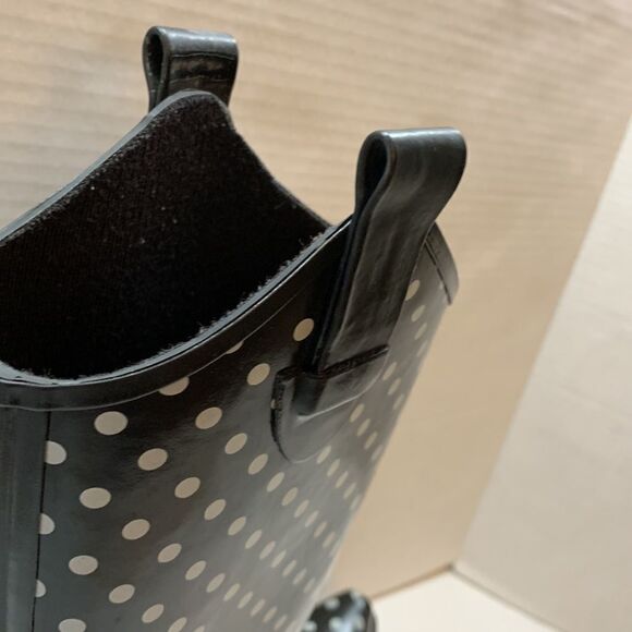 OCCASIONALLY MADE RAIN/MUD BOOTS IN Black and white polkadot. Size 9 - Picture 9 of 9